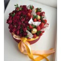 Букет "Клубника с розами"
